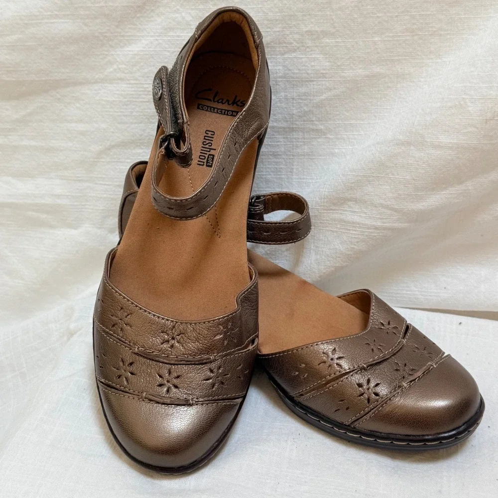 Clarks Mary Jane Wedge 8W Bronze Leather Perforated Cushion Soft 26128076